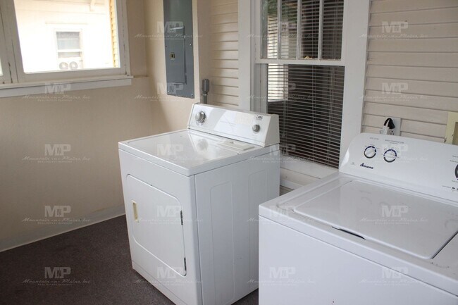 Building Photo - 639 S Whitcomb St