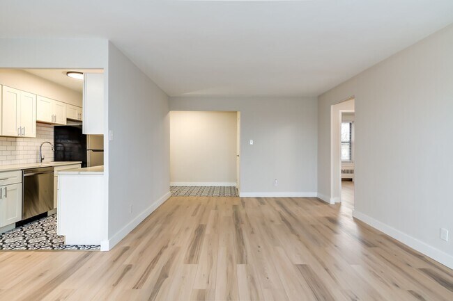 Building Photo - Updated Two Bed Two Bath Apt in Dogtown!