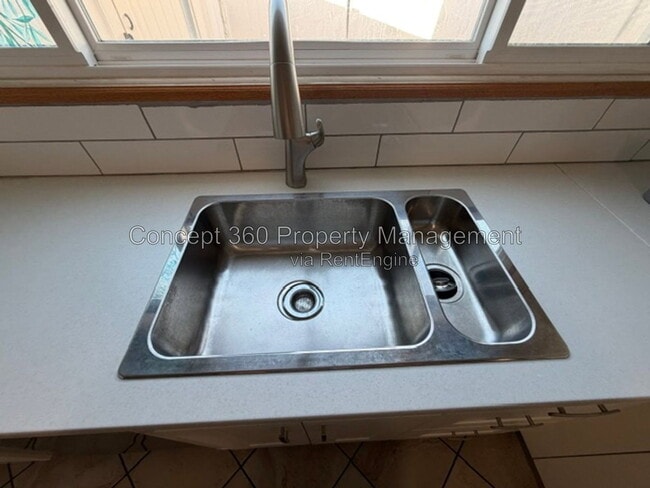 Building Photo - 5029 Fidler Ave