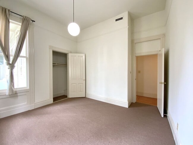 Building Photo - SPACIOUS 4BR! Laundry IN-UNIT! Great Locat...