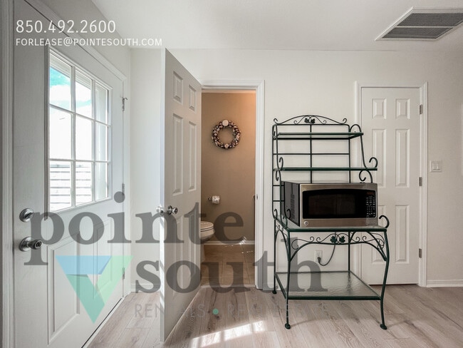 Building Photo - 13948 River Rd