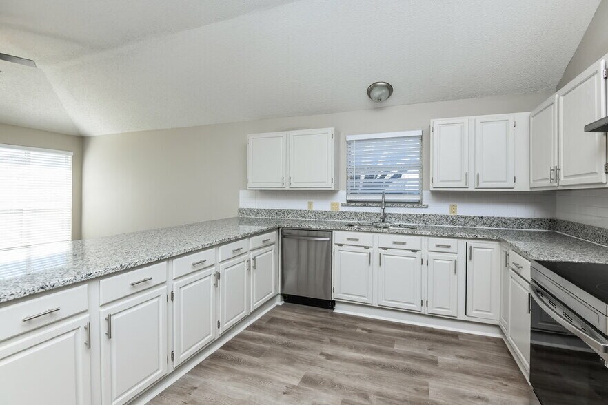 Building Photo - 4648 Feathercrest Dr