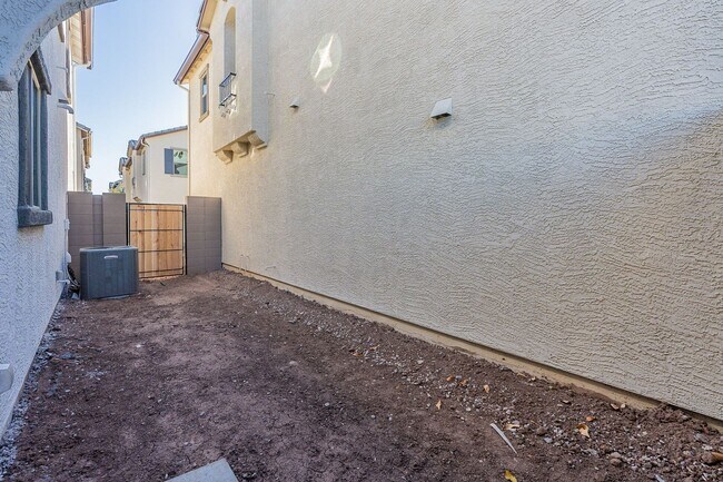 Building Photo - Three Bedrooms! Newer Neighborhood - conve...