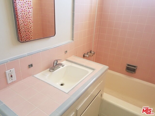 Building Photo - 515 S Serrano Ave