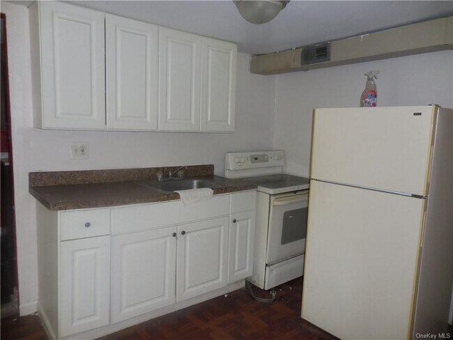 Building Photo - 130 Johnston St