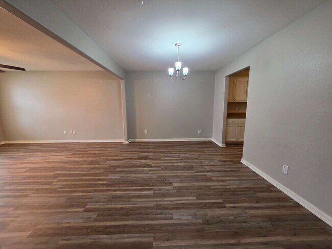 Building Photo - Updated 3/2 Duplex Near Shopping in San Antonio
