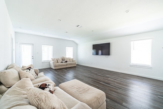 Building Photo - 8730 Anacua Dr