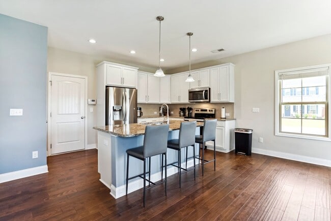 Building Photo - Fenced Yard 4 Bedroom w 3rd Floor Bonus Room!