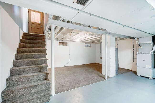 Building Photo - 347 Darrow Ave
