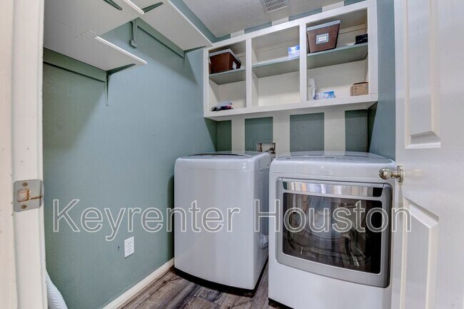 Building Photo - 6411 Silver Shade Dr