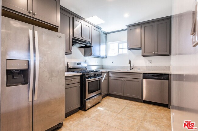 Building Photo - 1112 Ocean Park Blvd