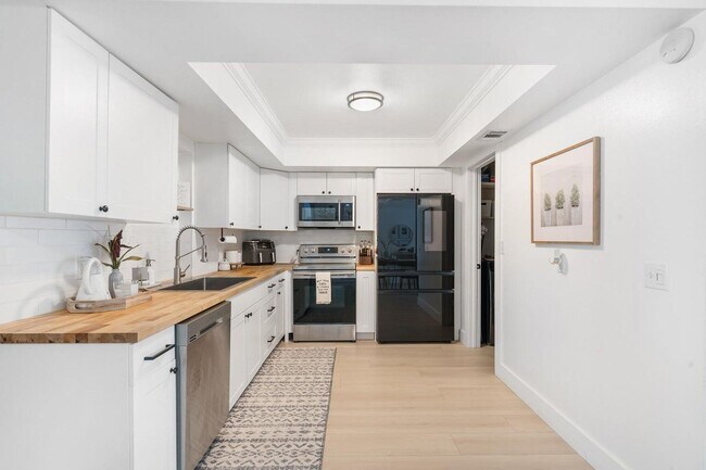 Building Photo - 232 Wellesley Dr