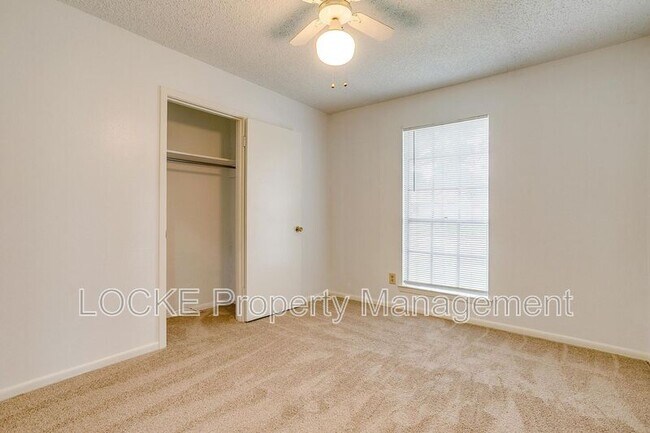 Building Photo - 812 E Prairie View Rd