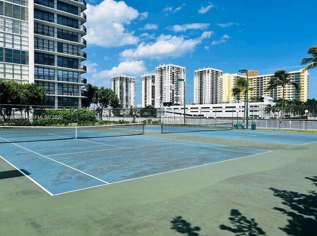 Building Photo - 800 Parkview Dr