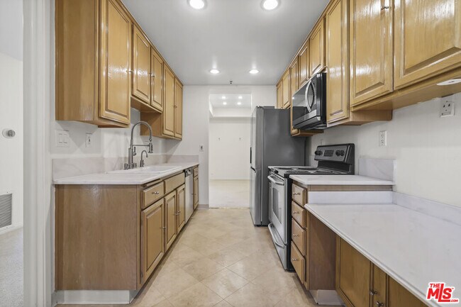 Building Photo - 2102 Century Park Ln