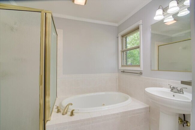 Building Photo - 427 Ashland Dr