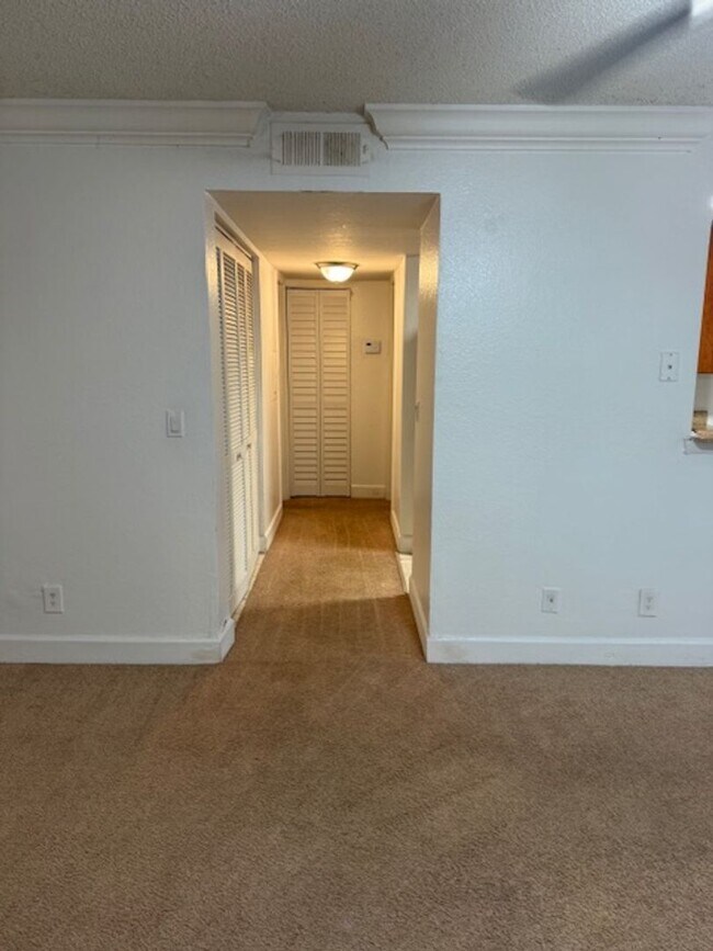 Building Photo - Lexington Place One Bedroom Condo