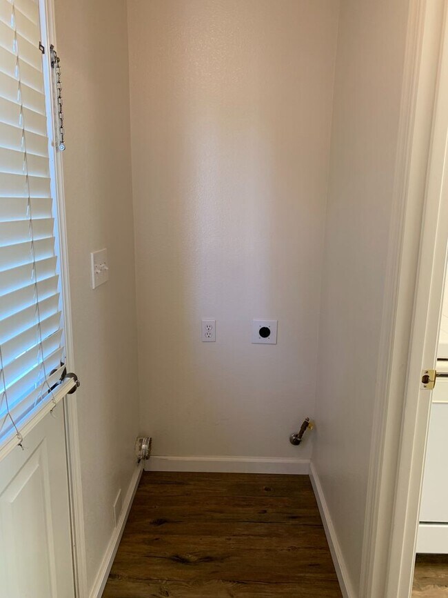 Building Photo - 1905