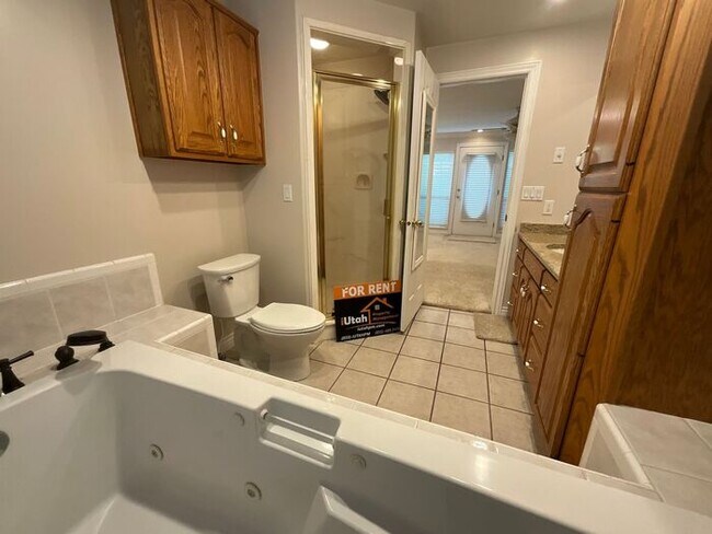 Building Photo - 3 bdrm 3 bath Home 2 car Garage 1.8 Acres Horse property. All Utilities included.