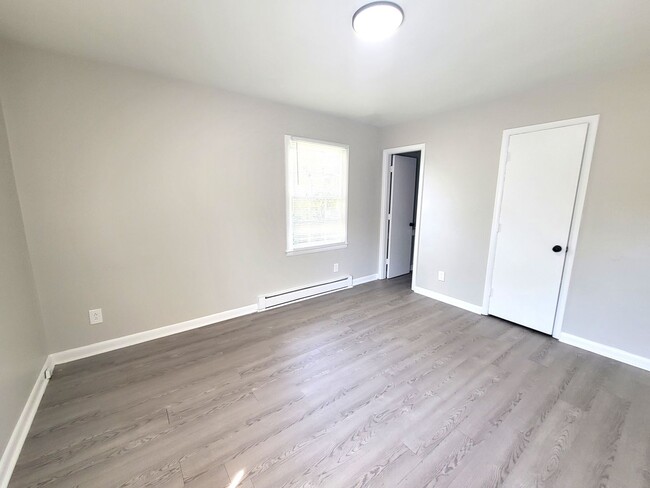 Building Photo - 3 Bedroom Brick Ranch in East Charlotte For Rent!