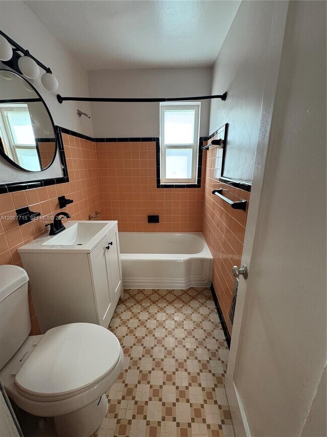 Building Photo - 725 NE 91st St