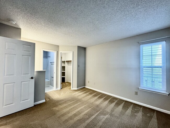 Building Photo - Updated 1st Floor/1-Level Condo Available NOW & Rent Includes Water, Sewer, Trash, Landscaping, F...