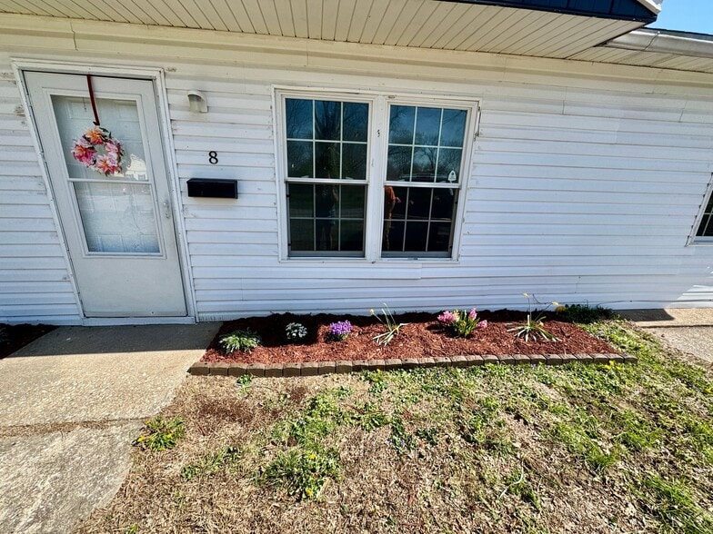 Building Photo - 8 Louise Ln