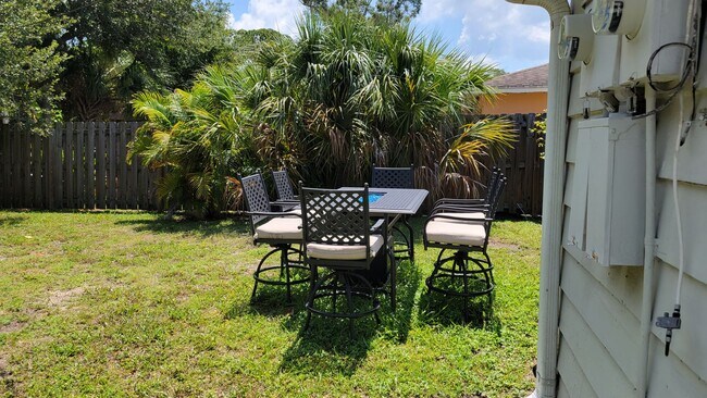 Building Photo - Annual UNfurnished nicely renovated 2/1 ha...