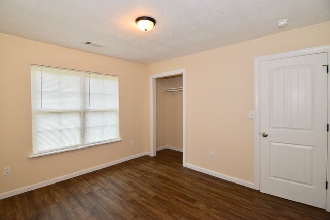 Building Photo - $1025 - 2 bed/1 bath house for rent off Mi...
