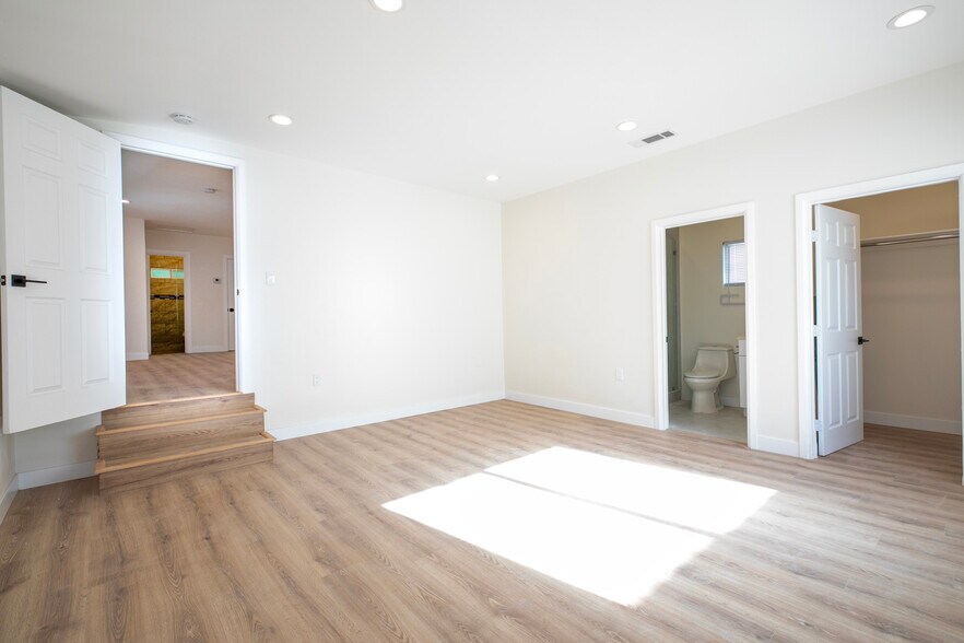 Building Photo - 7912 Vineland Ave