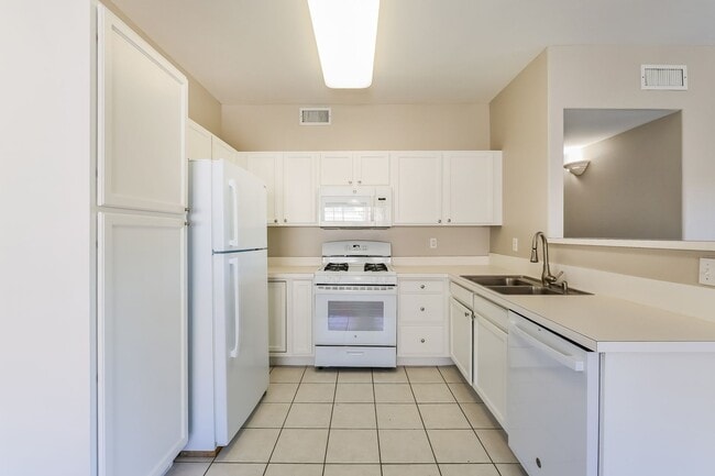 Building Photo - SW Littleton 3BR / 2BA Ground-Level Condo with Park Views!