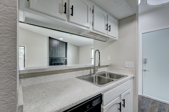 Building Photo - Home Like Living at Apartment Prices