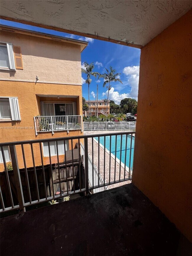 Building Photo - 6215 SW Kendale Lakes Cir
