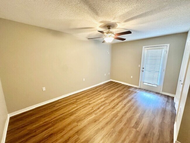 Building Photo - 2 bedroom/2 bathroom/2 car garage town home for rent in Mary Esther, East of Hurlburt AFB!