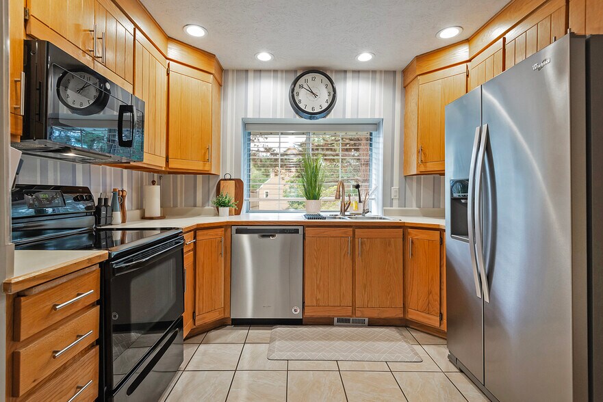 Building Photo - 830 E Pond View Way