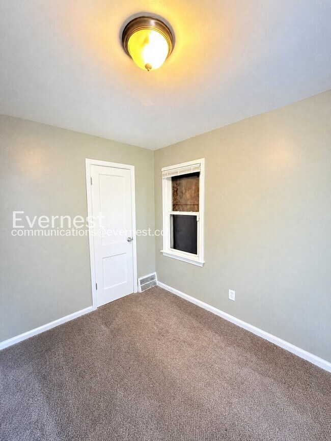 Building Photo - Charming Home with Detached Garage and Basement! | Pet Friendly