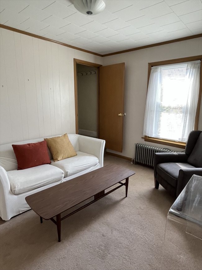 Building Photo - 701 E 6th St