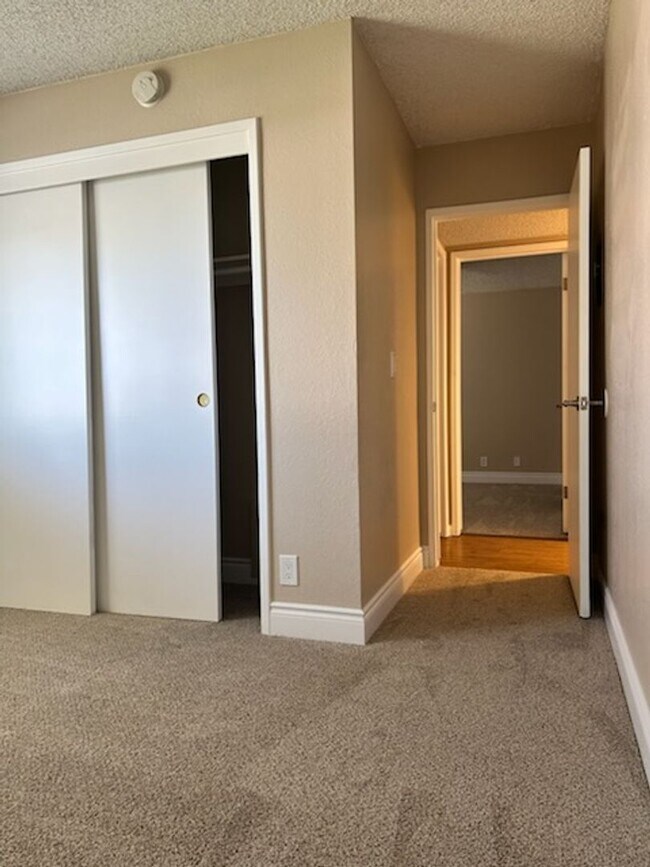 Building Photo - Please contact Vaughn Realty to set up an ...