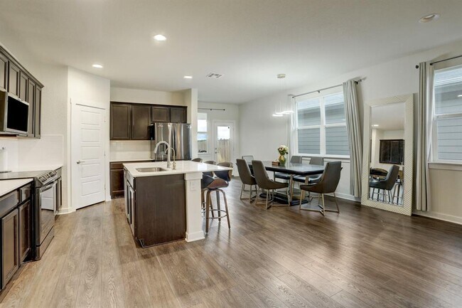 Building Photo - 113 Filifera Ct