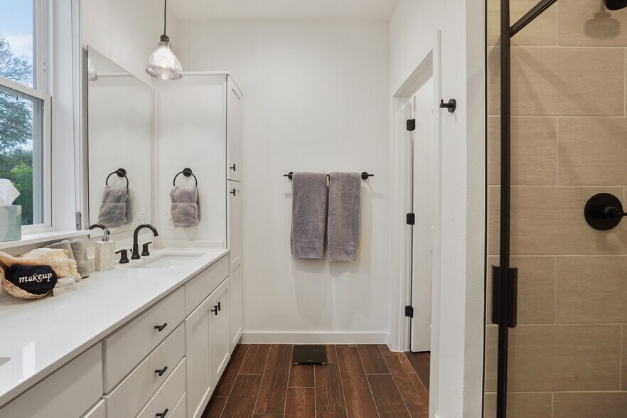 Building Photo - 3809 Valley View Rd