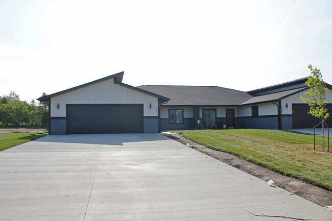 Building Photo - 2021-2023 Lucerne Ave