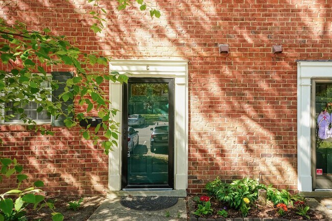 Building Photo - Fully Renovated 2BR Townhome-Style Condo – Available Now!