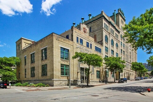 Building Photo - 270 E Highland Ave