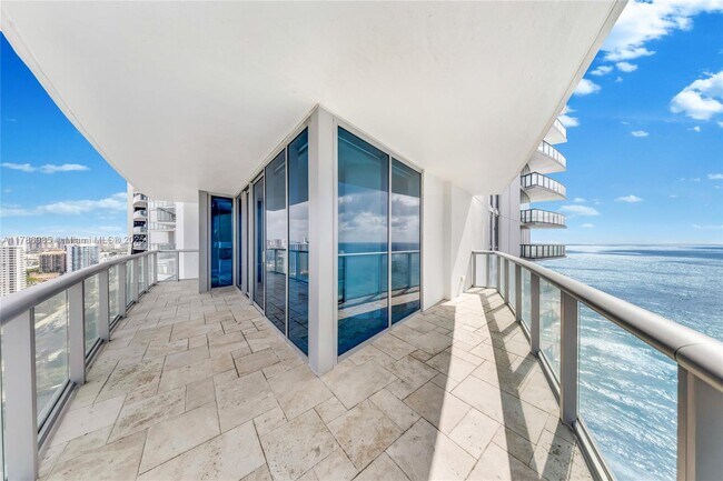 Building Photo - 17001 Collins Ave
