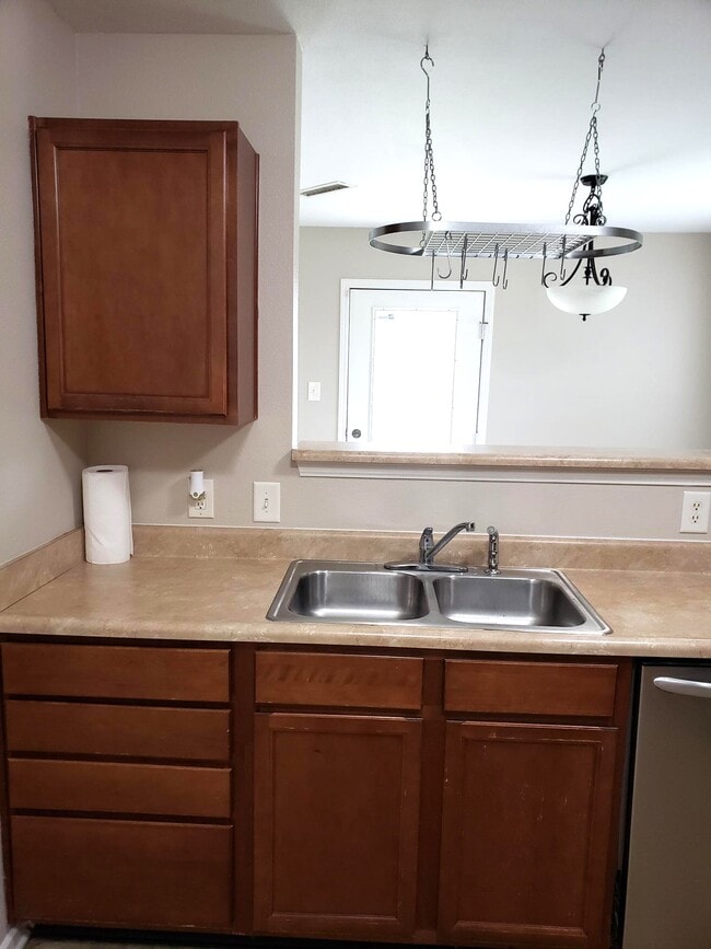 Building Photo - 898 Stonehurst Dr