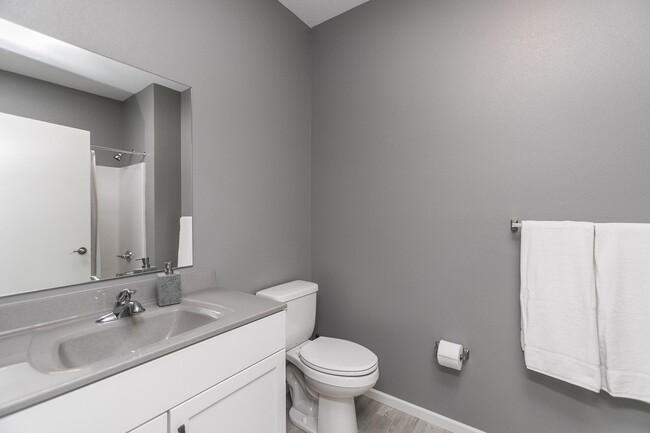 Building Photo - Fully Furnished Townhome Blocks Away From Downtown