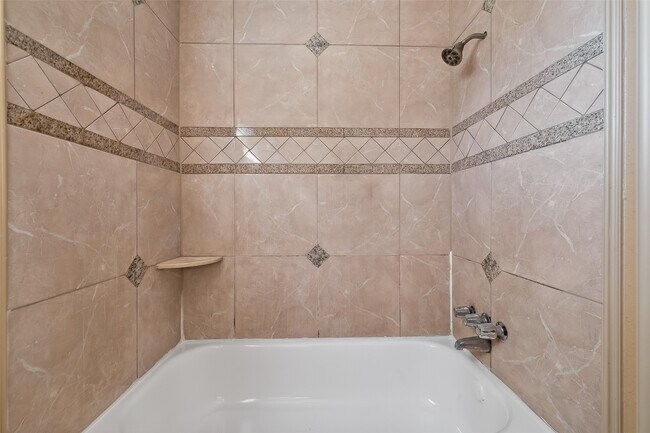 Building Photo - 6231 S Briar Knoll Dr