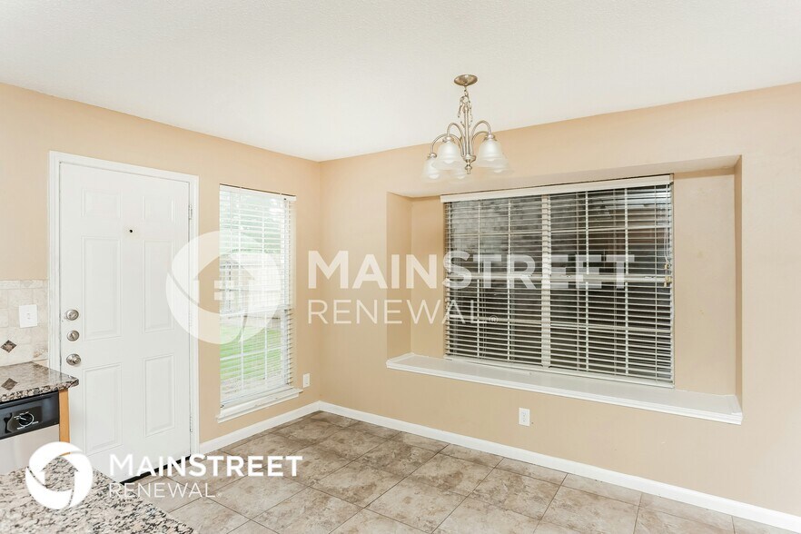 Building Photo - 2425 Bennington Dr