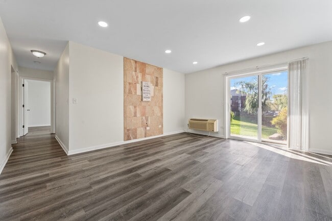 Building Photo - Lakeside Villas