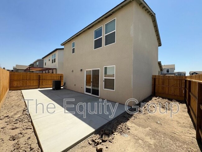 Building Photo - 1936 Oaks Ct